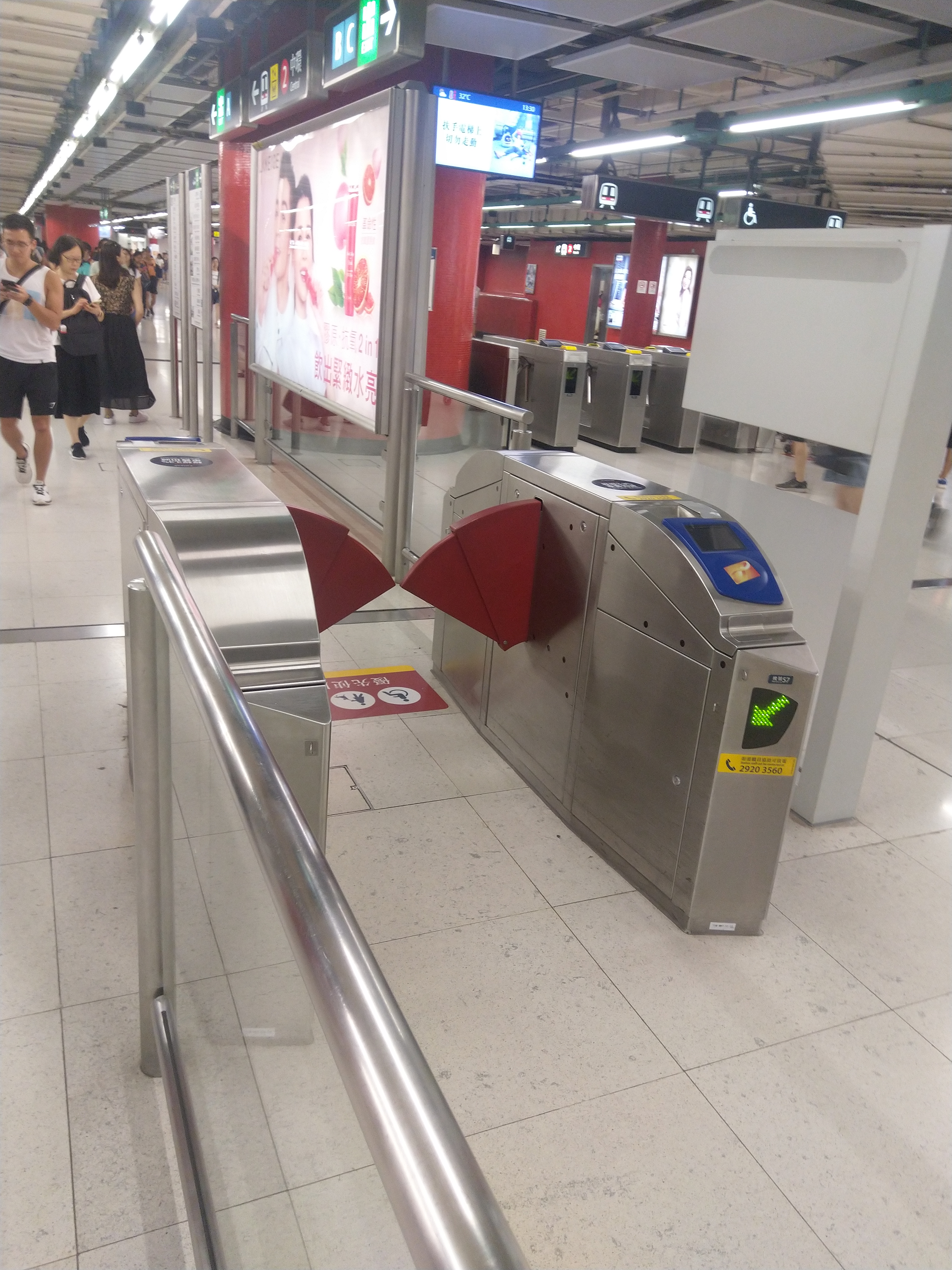 港铁荃湾站分散的闸机